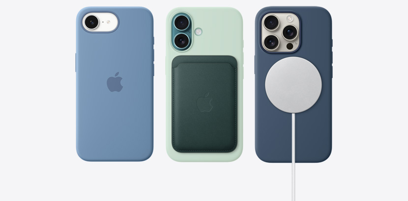 Bílý iPhone 16e v ledově modrém silikonovém krytu, modrozelený iPhone 16 v jezerně zeleném silikonovém krytu, iPhone 16 Pro v provedení z přírodního titanu v denimovém silikonovém krytu s MagSafe a nabíječkou MagSafe.