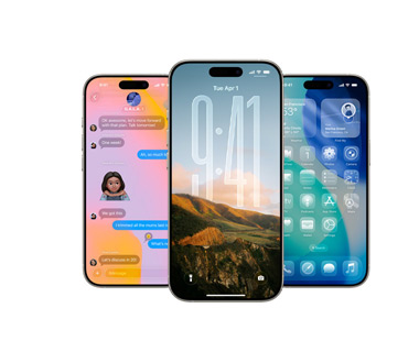 Tres modelos de iPhone, uno detrás del otro, muestran diferentes pantallas. Cada modelo se superpone ligeramente al que está al lado. El iPhone de la izquierda muestra una conversación con un fondo en Mensajes. El modelo central muestra la pantalla de bloqueo con una foto y números para la hora en Liquid Glass. El modelo de la derecha muestra iconos de apps transparentes en Liquid Glass.