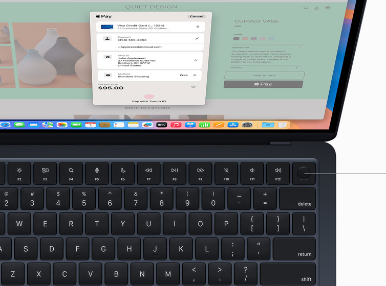 Jemand autorisiert auf dem MacBook Air eine Zahlung beim Online Shopping mit Touch ID