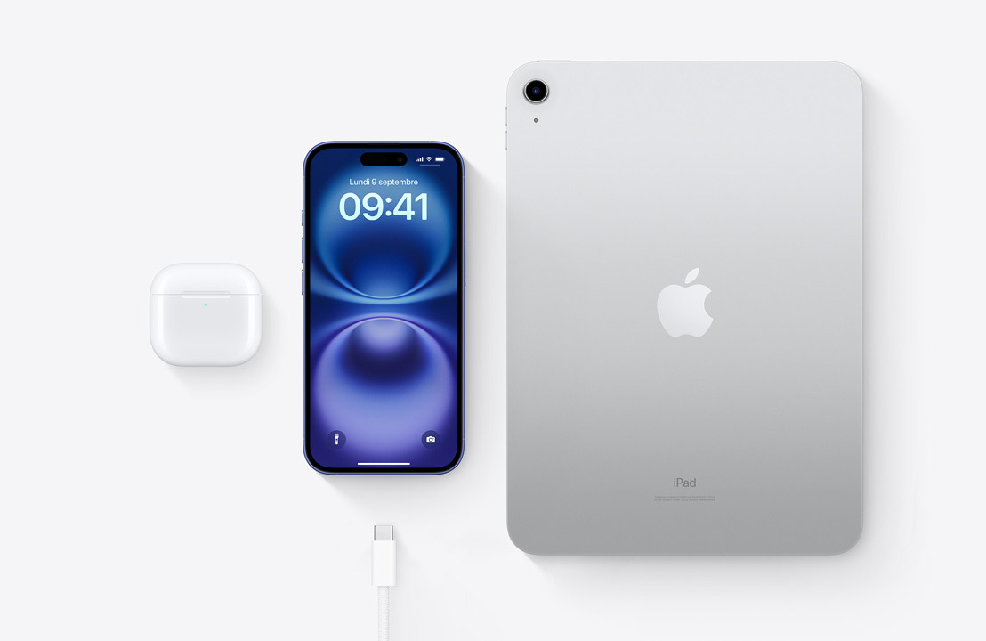 Vue plongeante sur des AirPods Pro, un iPhone 16 et un iPad avec un connecteur USB-C pour montrer que les trois appareils peuvent être rechargés à l’aide du même câble USB-C.