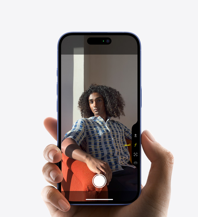 إبهام يضغط على وحدة التحكم في الكاميرا في جانب iPhone 16 Pro لتعديل عمق المجال.