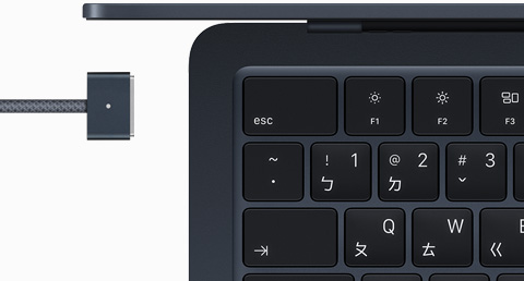 午夜色 MacBook Air 搭配顏色相襯的 MagSafe 連接線