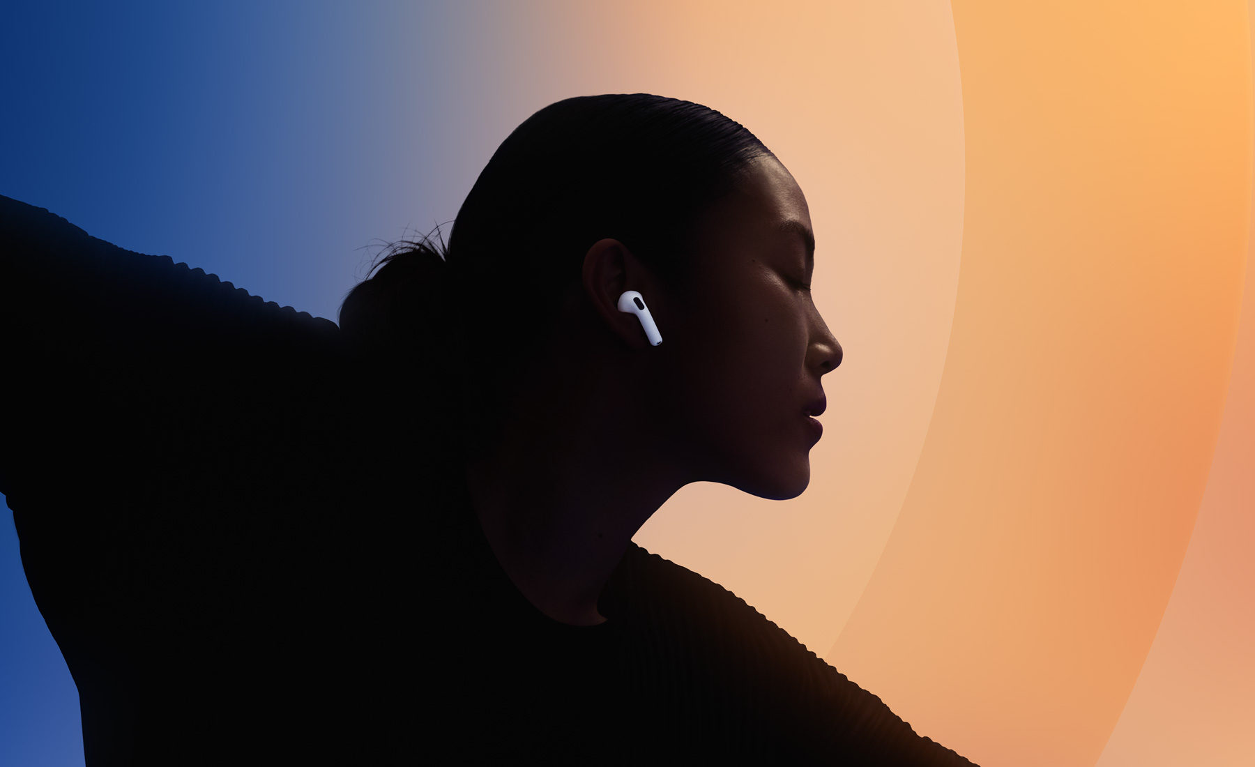 Tantsiv inimene, kes kannab AirPods 4 kõrvaklappe.