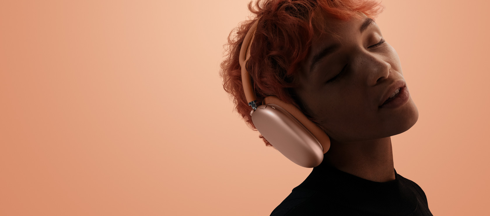 Suletud silmadega ja paremale kallutatud peaga naine, kandmas AirPods Maxi.