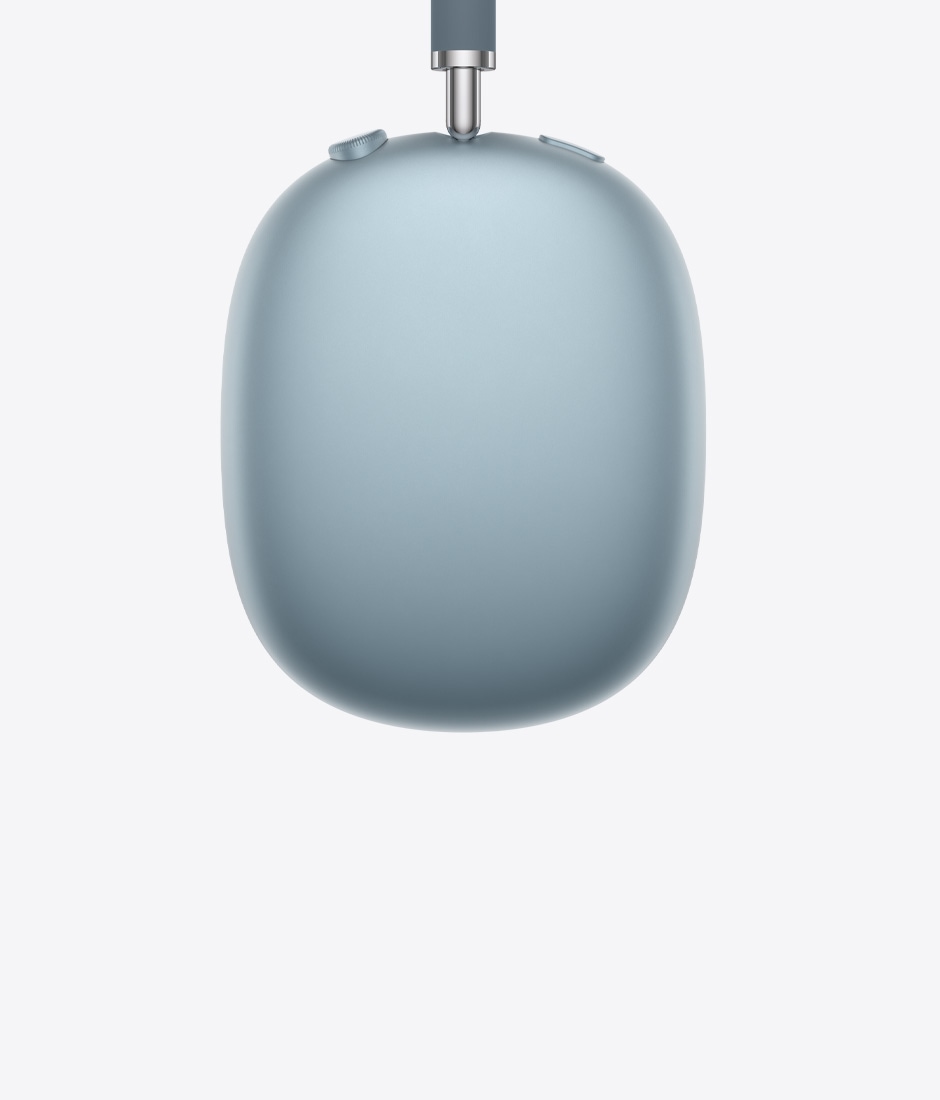 Pohled zblízka na mušle hvězdně bílých AirPodů Max.