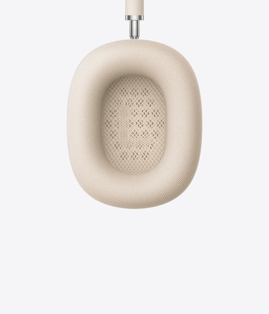 Pohled zblízka na náušník hvězdně bílých AirPodů Max.