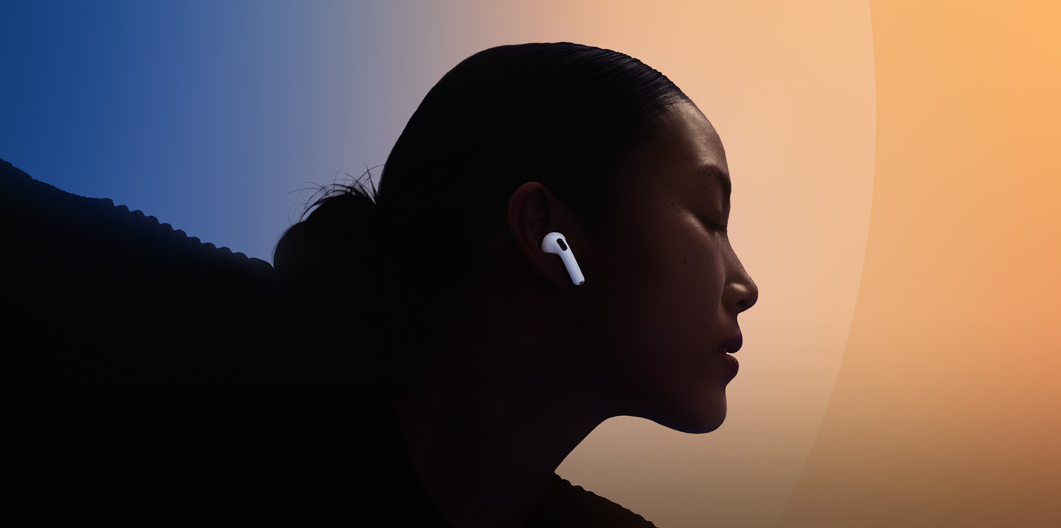 Танцуваща жена, носеща AirPods