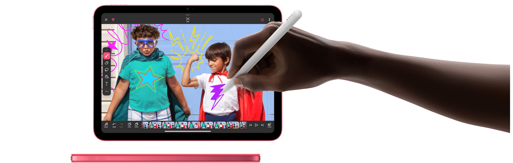 Eine Person hält einen Apple Pencil und zeichnet im Modus Markierung in Fotos.
