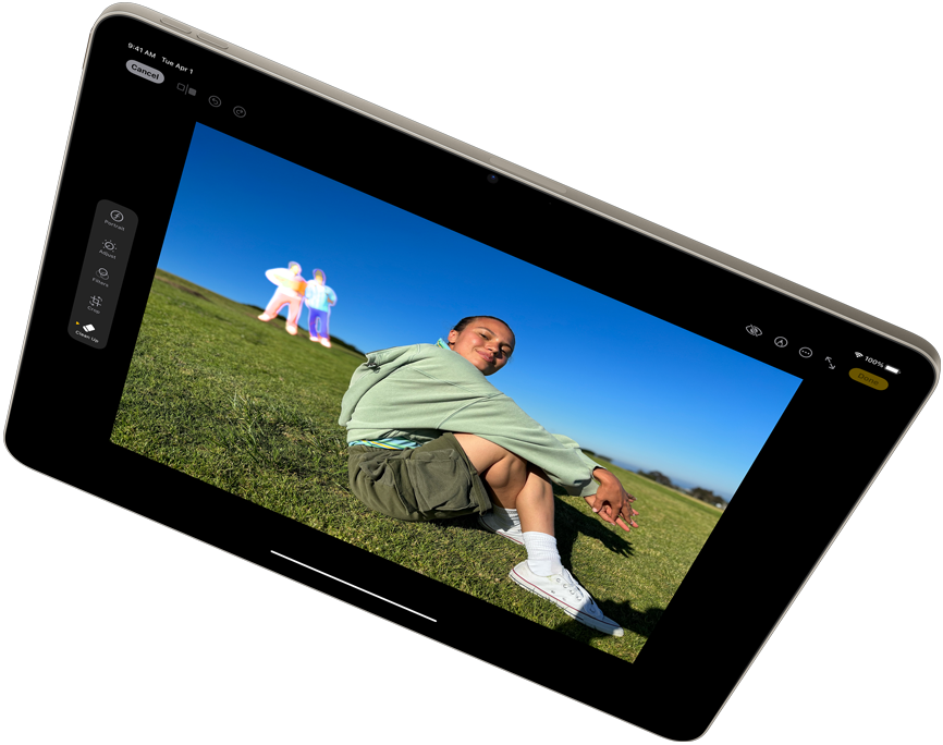 iPad Air v orientaci na šířku, na obrazovce je Apple Intelligence s nástrojem Vyčistit ve Fotkách