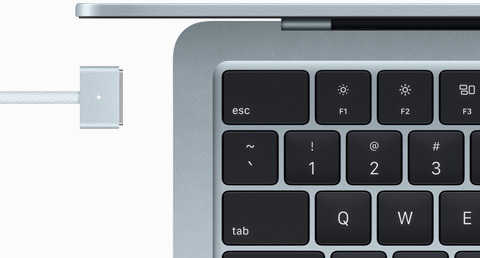 MacBook Air in Himmelblau mit MagSafe Kabel in passender Farbe