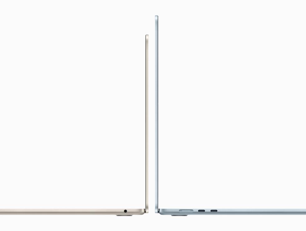 Das 13" und das 15" MacBook Air, die mit den Rückseiten zueinander stehen, was den Grössenunterschied zeigt