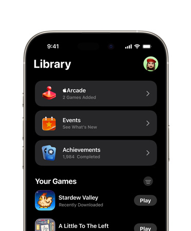 iPhone, metade superior da tela mostrando o layout do app Games, incluindo a aba Biblioteca, Apple Arcade, Eventos, Conquistas e a seção Todos os Jogos.