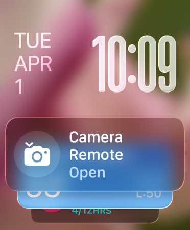 O widget Controle Remoto da Câmera aparece na parte inferior da tela, números das horas translúcidos no canto superior direito e data no canto superior esquerdo..
