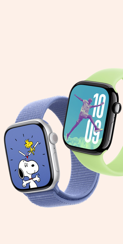 Два Apple Watch Series 10. Първият има циферблат на Snoopy и Sport Loop в цвят зюмбюл (виолетово/синьо). Вторият има циферблат с Photos и каишка Solo Loop в цвят северно сияние (светлозелено).